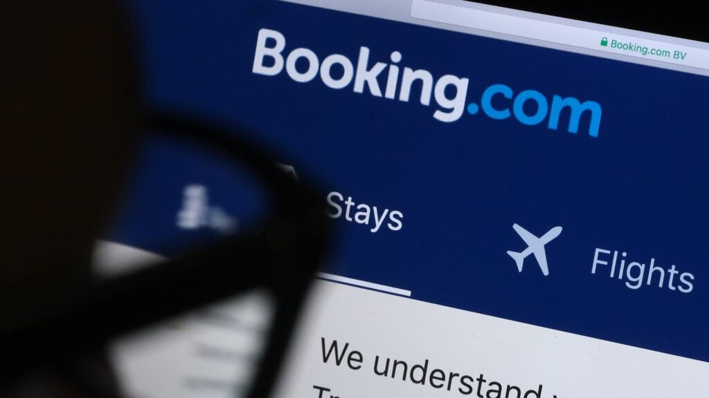 Página de inicio de Booking.com vista a través de unas gafas
